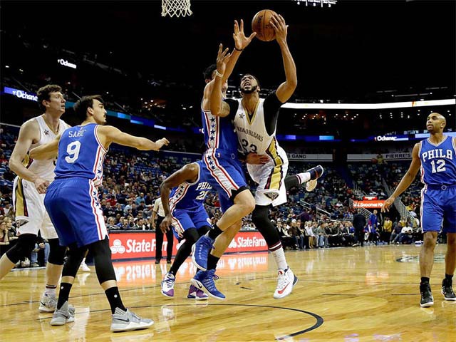 Sixers chơi không ngại va chạm để phòng ngự mũi nhọn Anthony Davis.