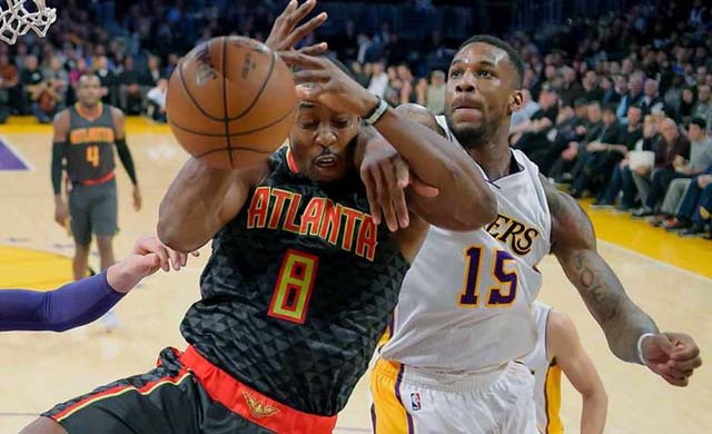 Dwight Howard (8) giúp Hawks bứt lên sơm, nhưng không giữ được ưu thế ấy trước LA Lakers.