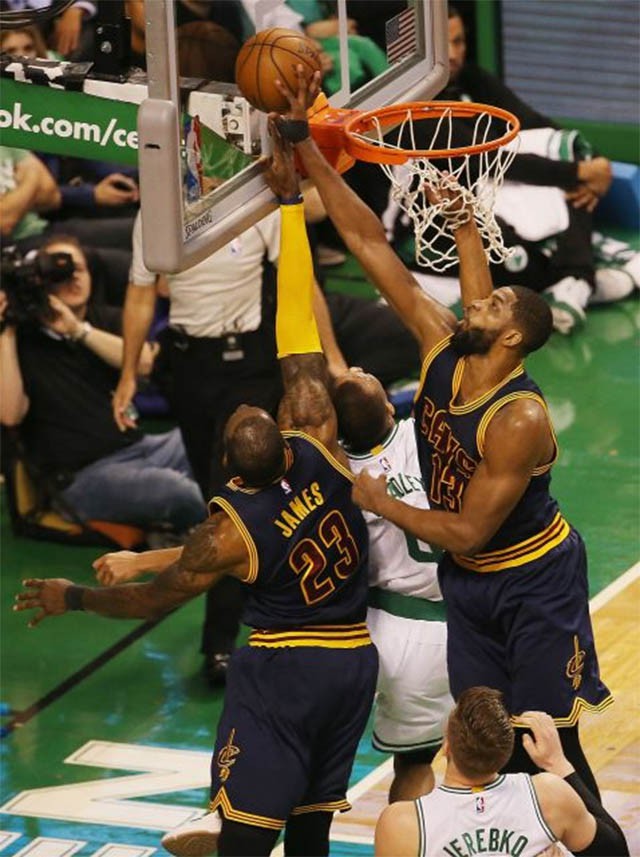 LeBron James cùng Tristan Thompson block Avery Bradley