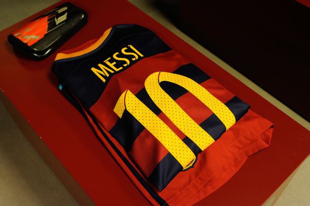 Barcelona vừa ký với Nike hợp đồng quảng cáo trên áo lớn nhất thế giới.