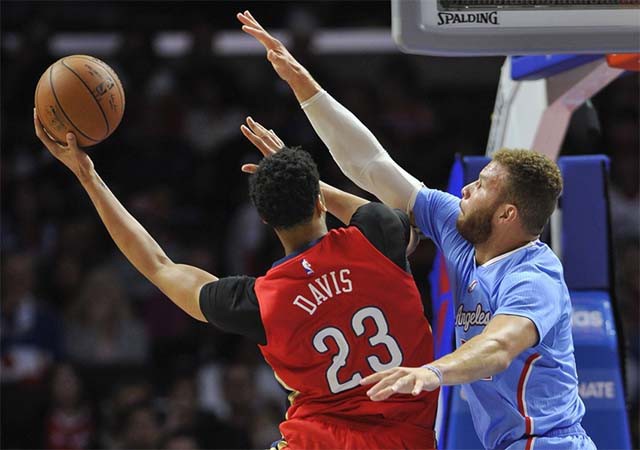 Blake Griffin (xanh) đã hoàn toàn làm lu mờ Anthony Davis trong cuộc đối đầu lần này.