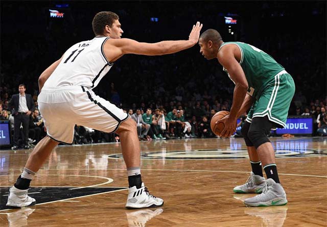 Brook Lopez (Brooklyn Nets) cố gắng ngăn cản Al Horford (Boston Celtics, áo xanh).