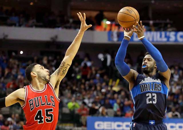 Bulls kiệt sức không thể bám đuổi Dallas.