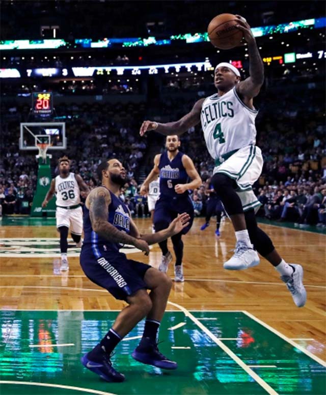 Cầu thủ nhỏ con I.Thomas (4) thực sự là linh hồn của Celtics mùa giải năm nay.