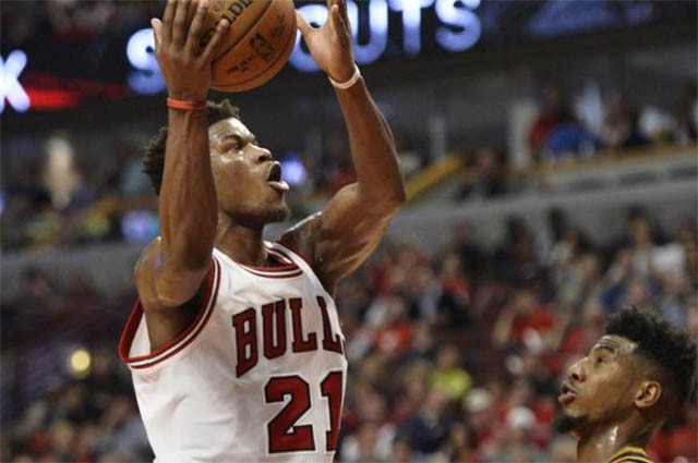 Jimmy Butler tìm cách ghi điểm bằng ném phạt.