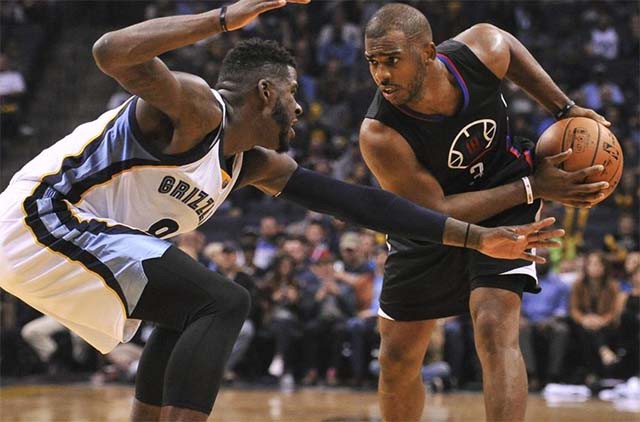 Chris Paul tấn công trong chiến thắng trên sân của Memphis Grizzlies mùa này.