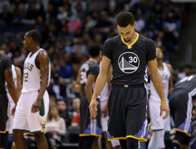 Curry và các đồng đội từng để thua sốc trước Bucks ở mùa giải năm ngoái.