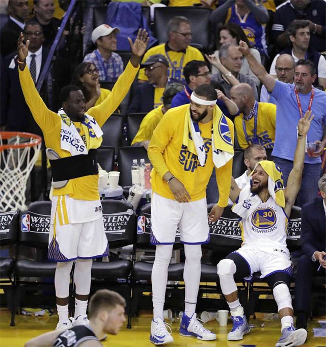 Curry thoải mái ăn mừng khi các cầu thủ dự bị của Warriors chơi cũng như “lên đồng”