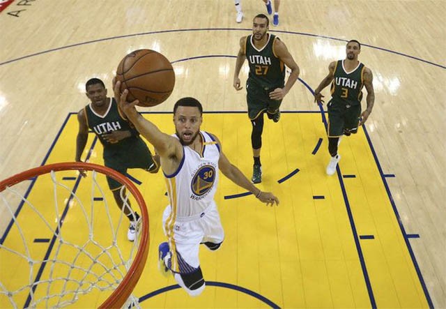 Stephen Curry chơi rất nổi bật sáng nay