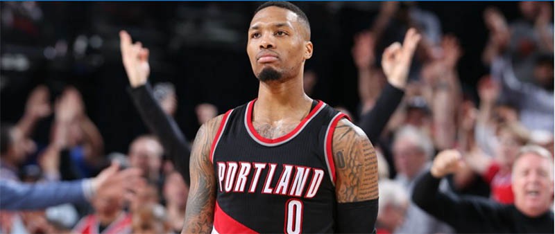 Damian Lillard  toại nguyện khi thi đấu trong trang phục đen.