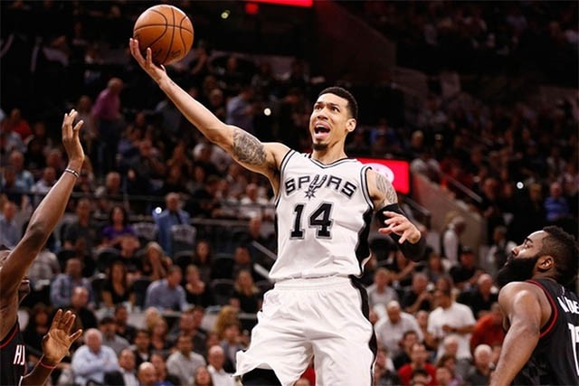 Danny Green với 2 pha clutch 3 điểm liên tiếp trong 1 phút cuối mang lại chiến thắng cho Spurs