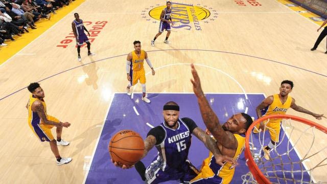 Lakers phòng thủ khu vực dưới bảng rổ không tốt.