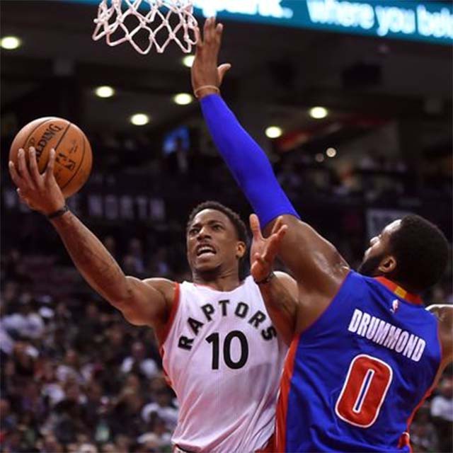 DeRozan (trái) đã có một trận đấu bùng nổ với 40 điểm.