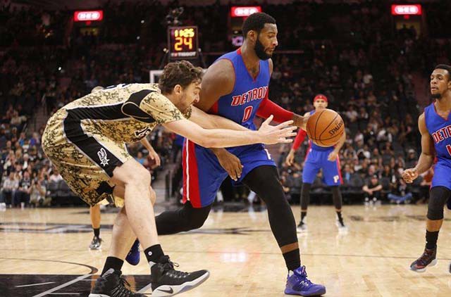 Double-double của Andre Drummond không đủ để Detroit hạ Spurs.