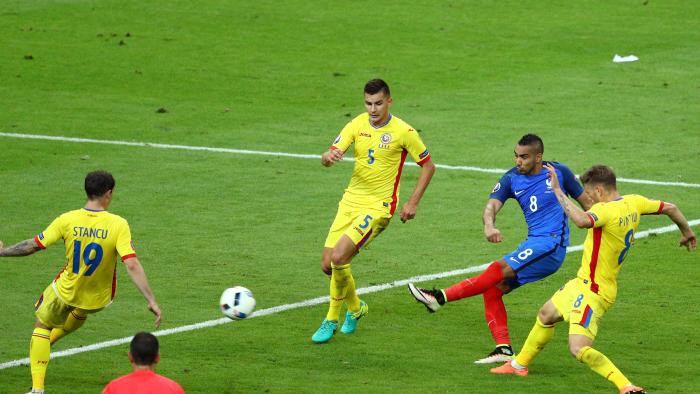 Dimitri Payet, người hùng đưa Pháp ung dung qua vòng bảng nhờ những bàn thắng muộn.