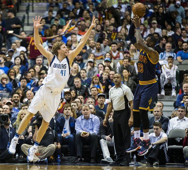 Dirk Nowitzki gặp LeBron James sáng nay có thể là cuộc đối đầu cuối cùng giữa hai người.