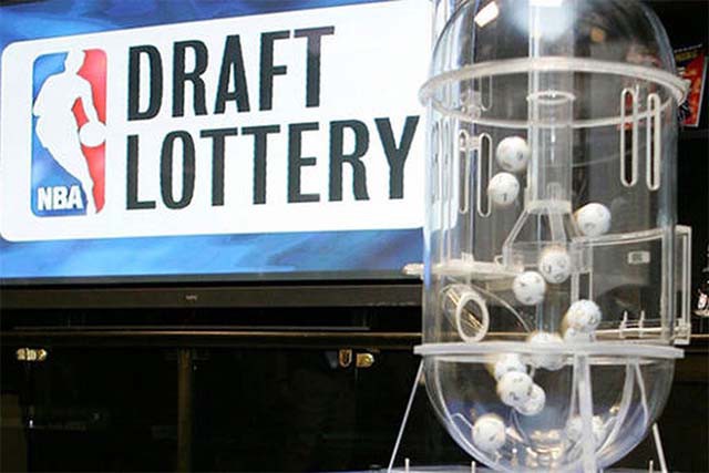 Quay xổ số Draft lottery để chọn ra 3 quyền draft pick đầu tiên.