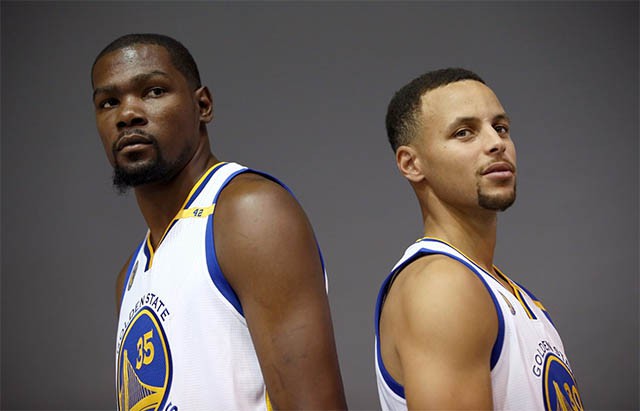 Durant và Curry màu áo GSW