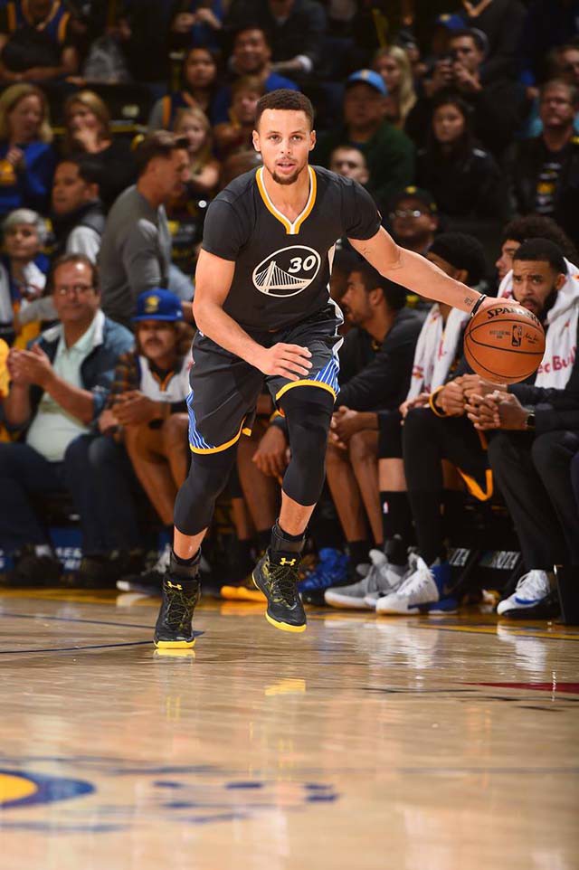 Với dàn sao như Stephen Curry, Golden State Warriors chẳng khó giành vị thế của đội mạnh nhất NBA miền Tây.