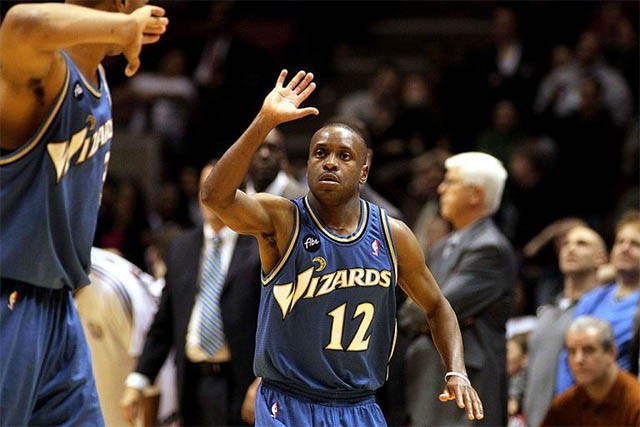 Earl Boykins vui mừng khi ghi điểm quyết định chiến thắng cho Washington Wizards 