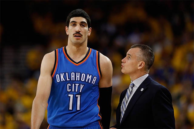 Enes Kanter trả giá đắt cho khoảnh khắc nóng giận.