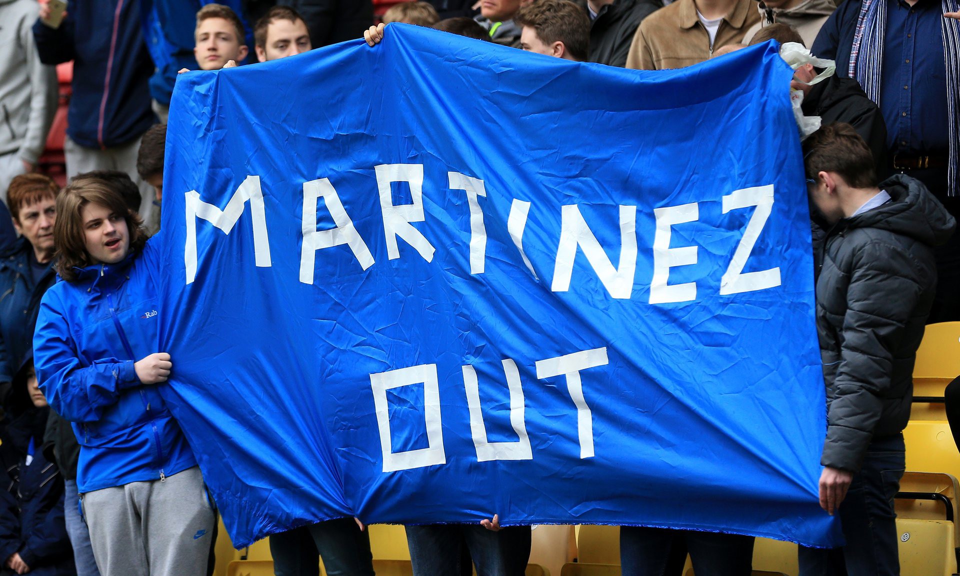 CĐV Everton gây áp lực đòi sa thải HLV Roberto Martinez. 