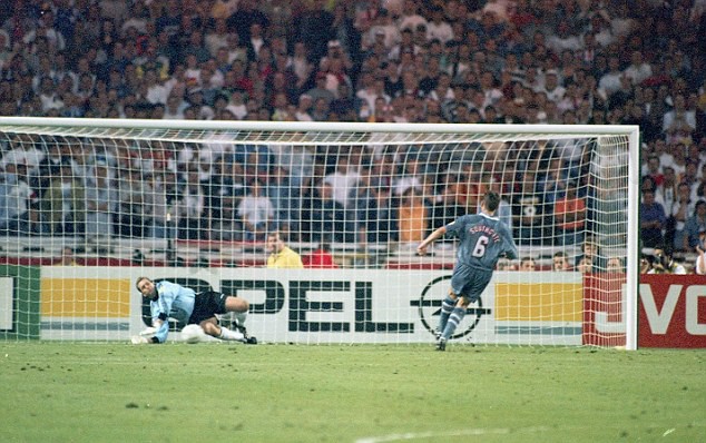 Gareth Southgate sút hỏng quả 11m của Anh ở VCK EURO 1996 do không nhắm vào góc cao.
