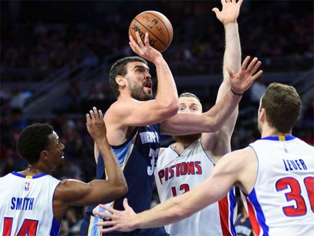 Gasol càn quét hàng thủ của Detroit Piston.