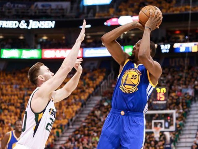 Tình huống Kevin Durant ném bóng trước sự truy cản của Gordon Hayward