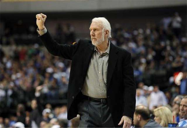 HLV Gregg Popovich tỏ ra không hài lòng trong trận đấu gần nhất của Spurs gặp Mavericks.