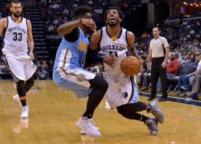 Tình huống trọng tài xử sai khi Mike Conley đối mặt Emmanuel Mudiay.