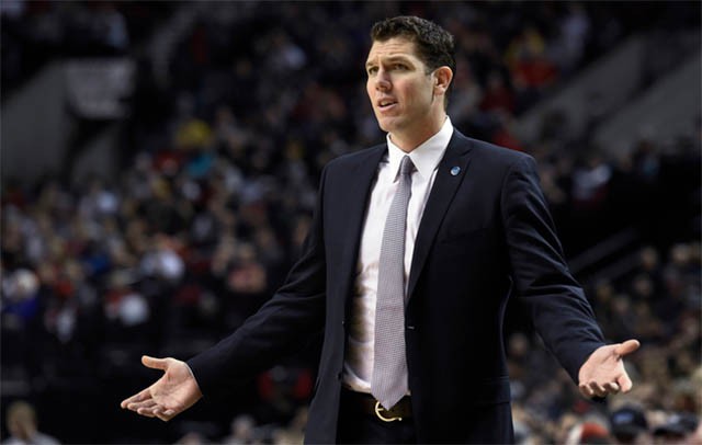 HLV Luke Walton muốn các cầu thủ của mình thể hiện kiên cường hơn.