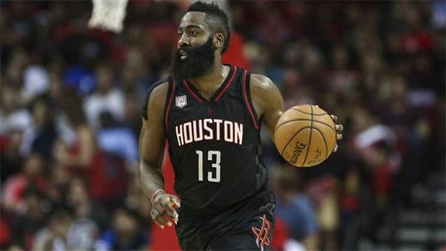 James Harden đang dẫn đầu NBA về chỉ số assists và cạnh tranh trực tiếp danh hiệu MVP với Westbrook.