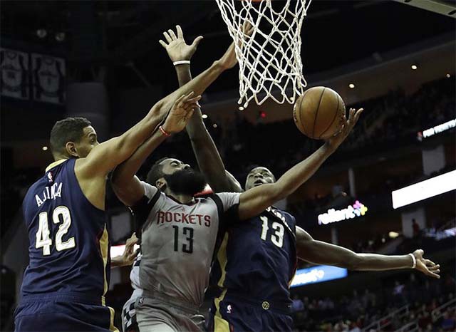 James Harden (giữa) trong chiến thắng nhiều kỷ lục trước New Orleans Pelicans.