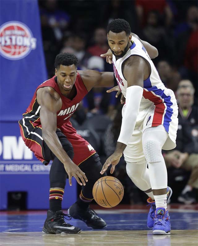 Cuộc đấu Hassan Whiteside (phải) với Andre Drummond (áo đỏ) không hấp dẫn như mong đợi.