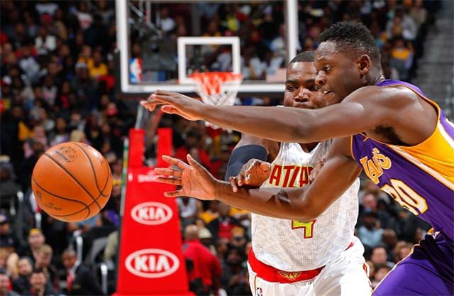 Những chú chim ưng (Hawks) liệu có thể ăn tươi nuốt sống các chàng trai bên hồ (Lakers) ngay tại ổ của mình?