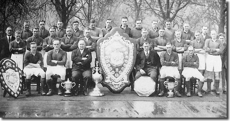 Herbert Chapman cùng các thành viên Arsenal khoe danh hiệu năm 1931.
