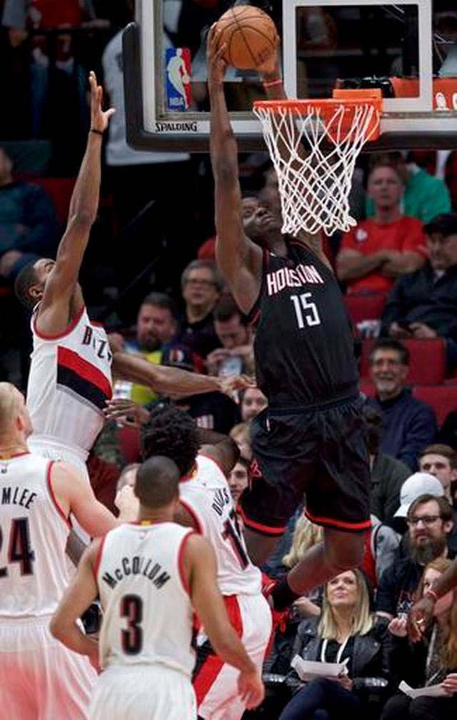 Clint Capela có trận đấu rất hay với 21 điểm và 9 rebounds cho Rockets.