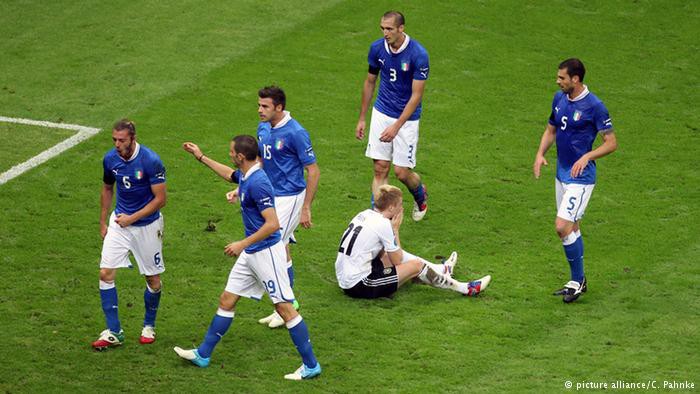 Italia và Đức phòng thủ bằng cách cầm bóng và tranh chấp từ hàng tiền đạo.