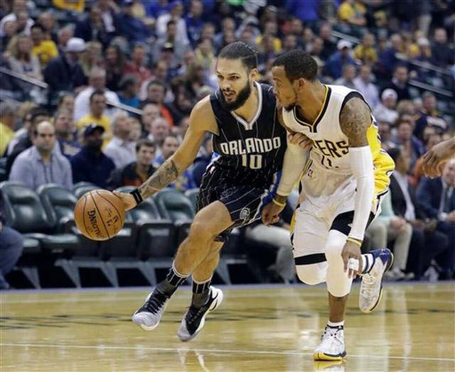 Evan Fournier cùng đồng đội bế tắc trước Pacers chơi phòng thủ chắc chắn.