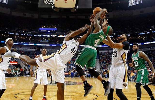 Isaiah Thomas (4 xanh) ghi được đến 35 điểm nhưng Boston vẫn phải ra về trắng tay.