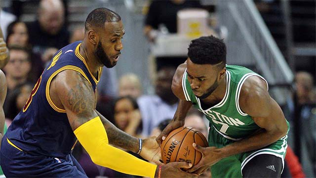 Tân binh Jaylen Brown thi đấu khá tốt cho dù phải đối đầu với LeBron James.