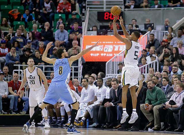 Một pha tấn công của cầu thủ trẻ Rodney Hood bên Jazz.