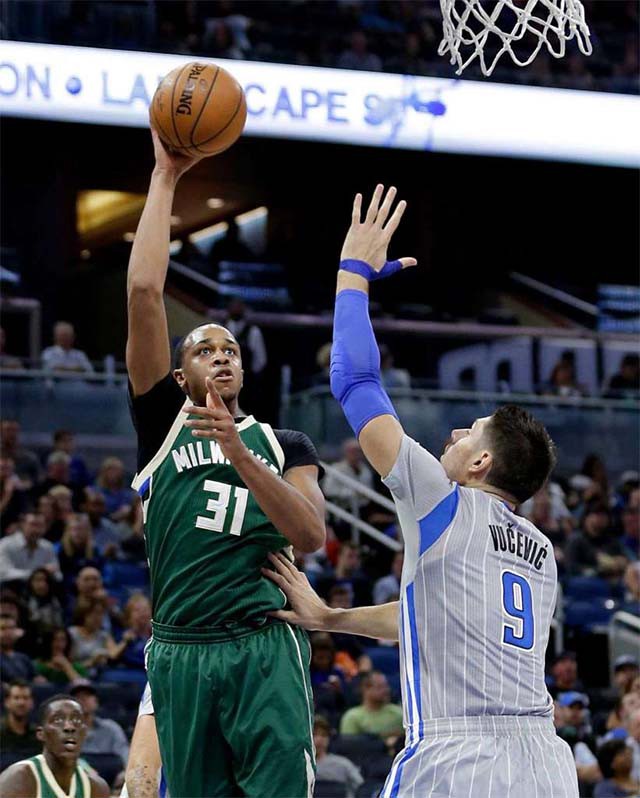 John Henson (31) đã có màn trở lại ấn tượng với 20 điểm và 3 blocks.