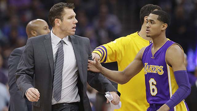 Huấn luyện viên trẻ Luke Walton bị truất quyền chỉ đạo khi trận đấu trôi qua chưa đầy 8 phút.