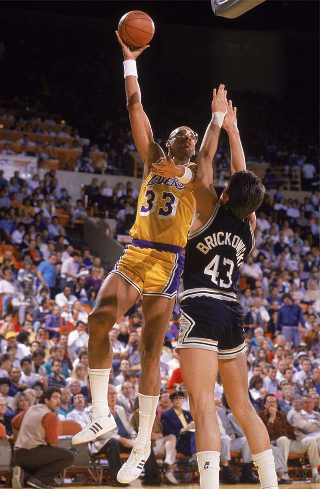 Trung phong Kareem Abdul-Jabbar (số 33, áo vàng) là cầu thủ ghi nhiều điểm nhất trong lịch sử NBA với 38.387 điểm trong cả sự nghiệp.