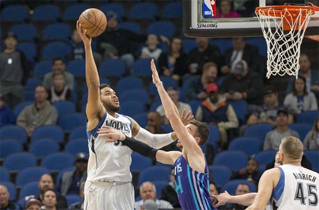 Karl-Anthony Towns (trắng) là một trong những trung phong trẻ tiềm năng nhất NBA thời điểm hiện tại.