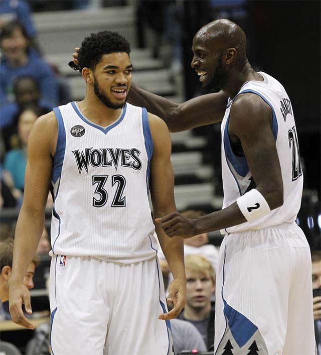 Karl Anthony Towns thuở còn được huyền thoại Kevin Garnett dẫn dắt.