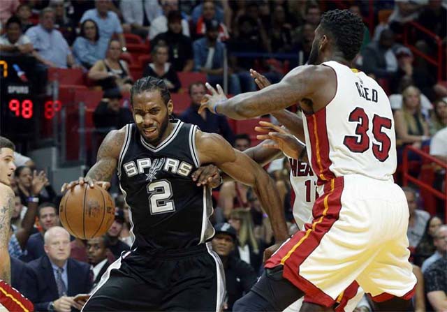 Với một mắt băng bó, “độc nhãn” Kawhi Leonard dứt điểm trận đấu với 12 điểm liên tiếp.