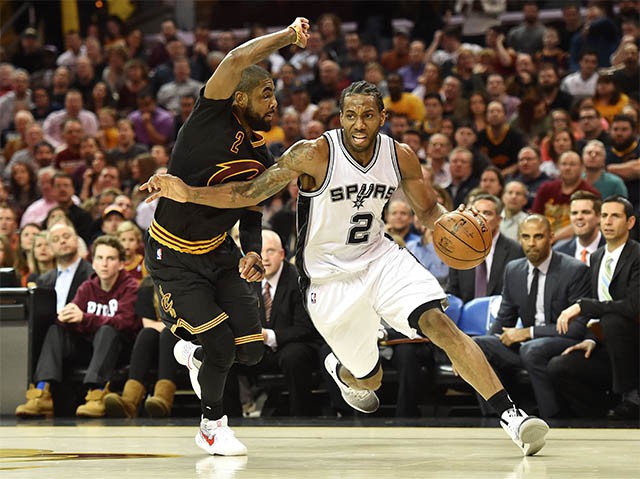 Kawhi Leonard thi đấu hiệu quả ở cả 2 đầu sân